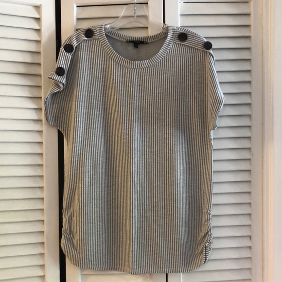 Tutta Bella maternity shirt with buttons on the shoulders size XL